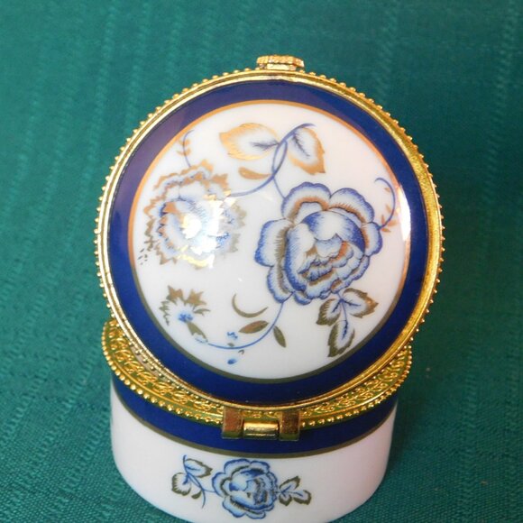 Vintage Porcelain Trinket Box with Floral Design mint condition - Picture 5 of 6